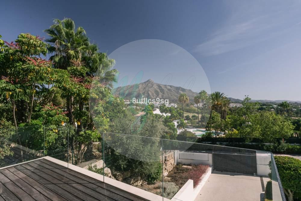 Casa independiente en Central Nueva Andalucía