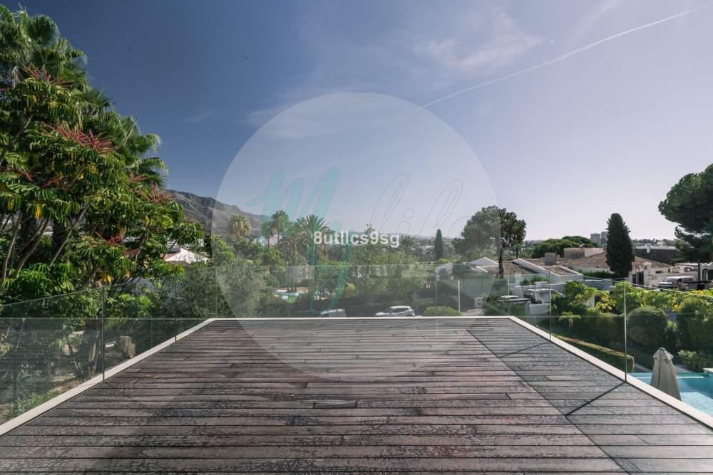 Casa independiente en Central Nueva Andalucía