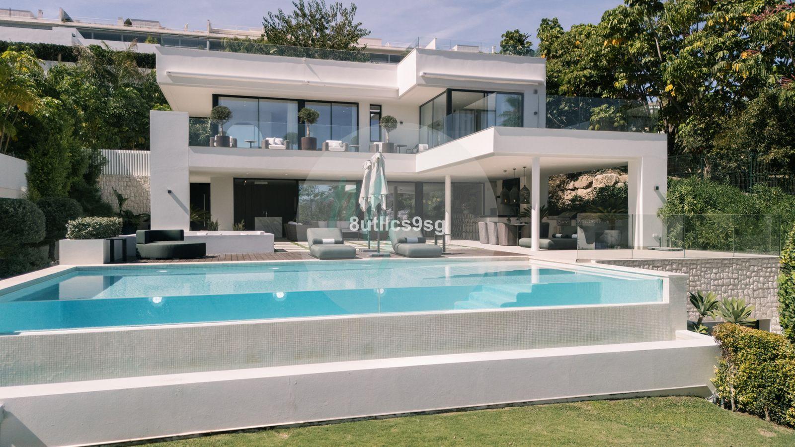 Casa independiente en Central Nueva Andalucía