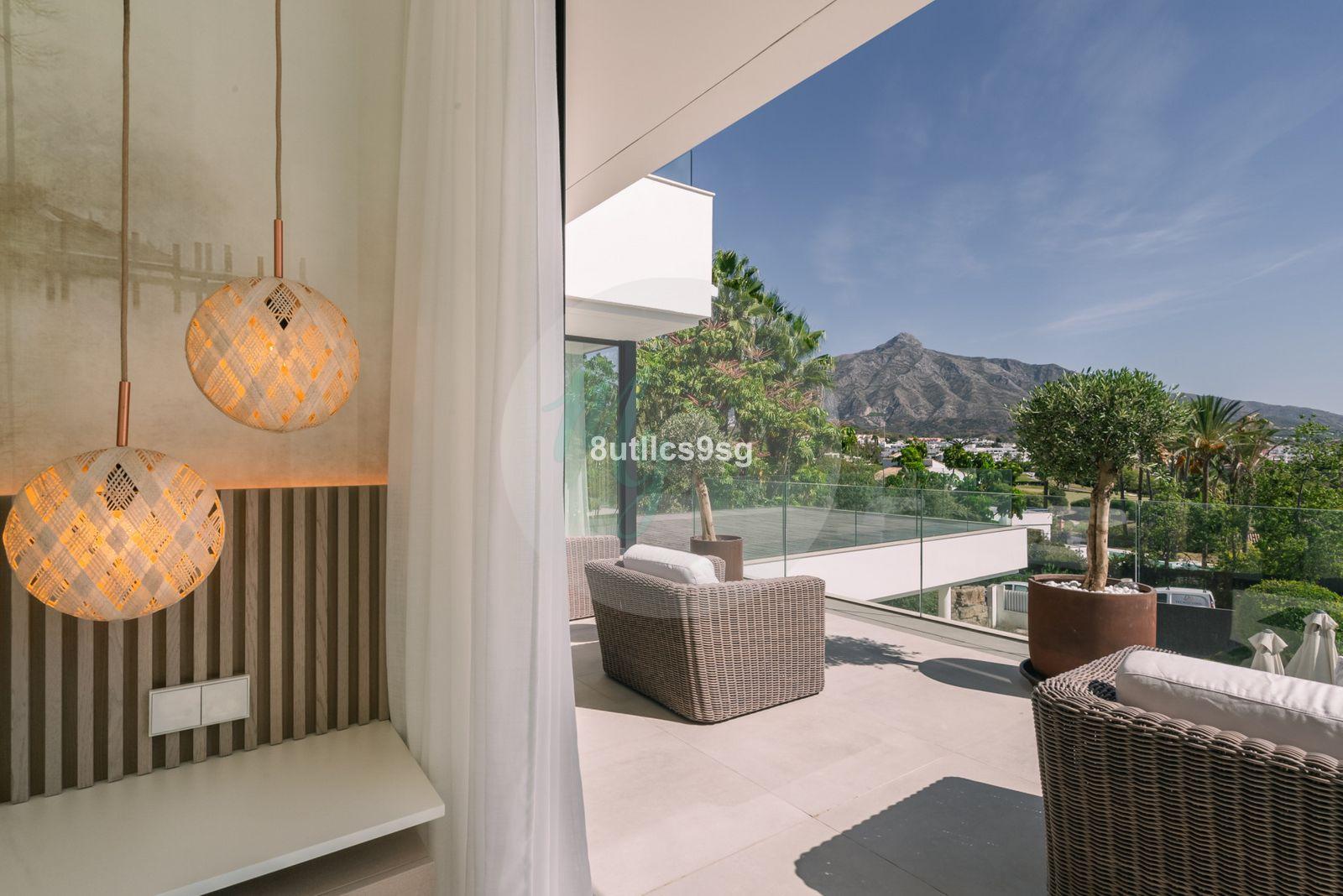 Casa independiente en Central Nueva Andalucía