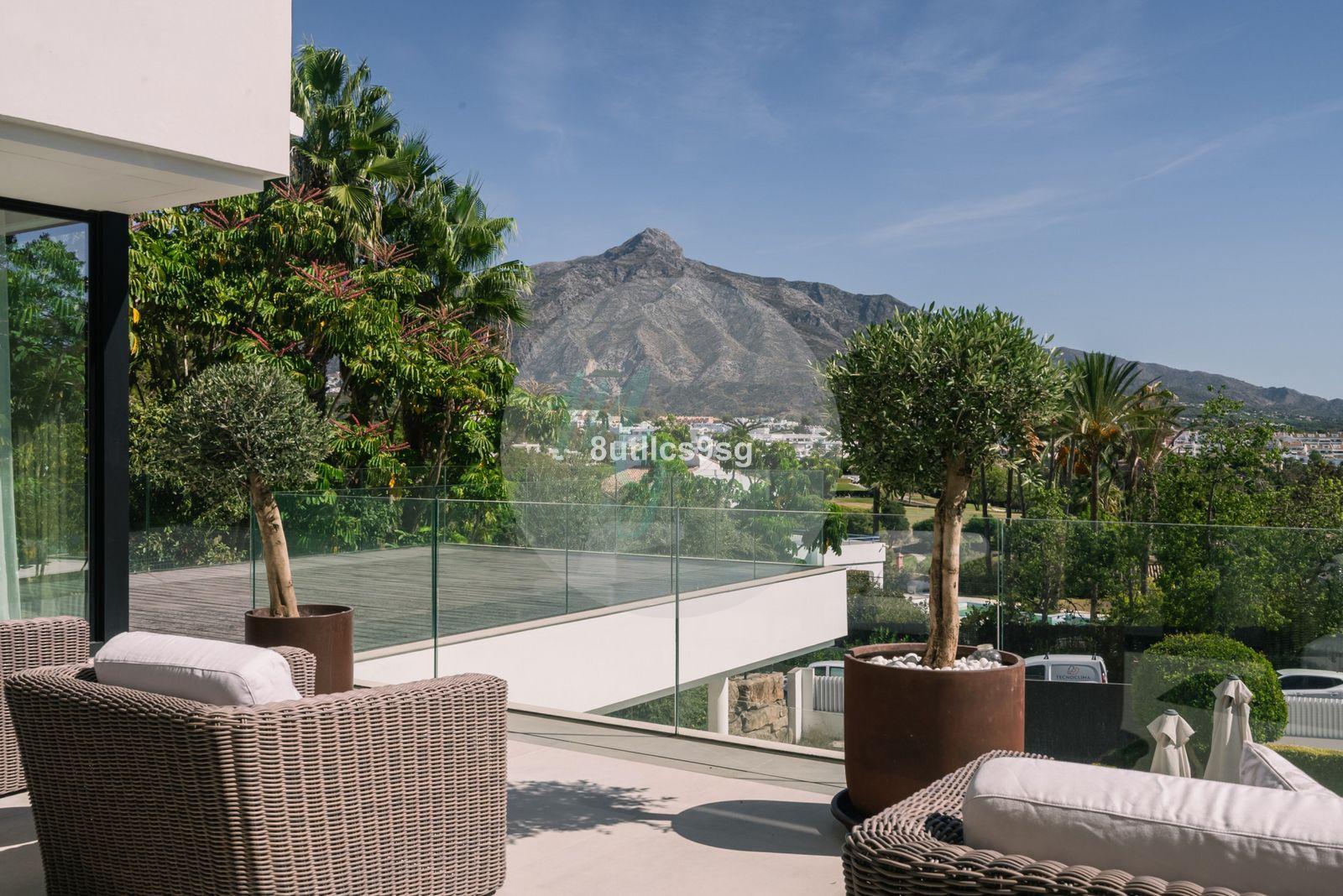 Casa independiente en Central Nueva Andalucía