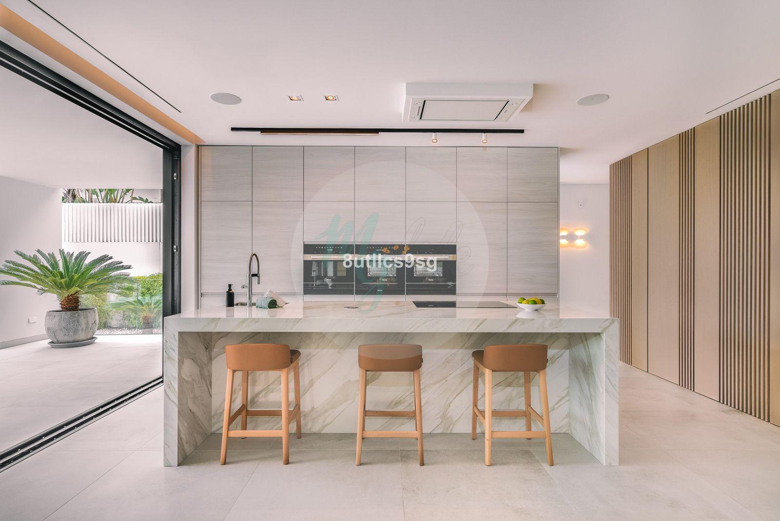 Casa independiente en Central Nueva Andalucía