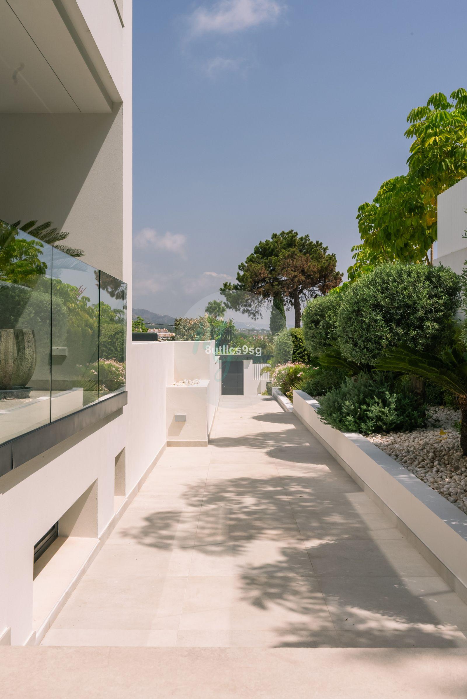 Casa independiente en Central Nueva Andalucía