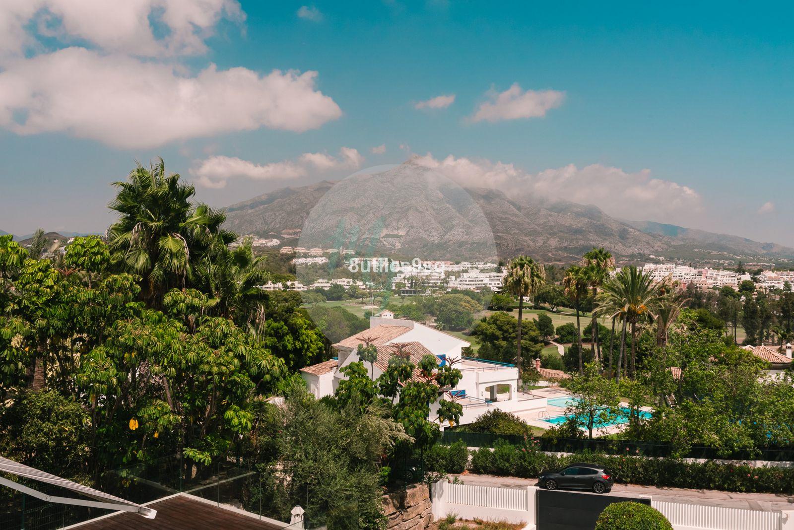 Casa independiente en Central Nueva Andalucía