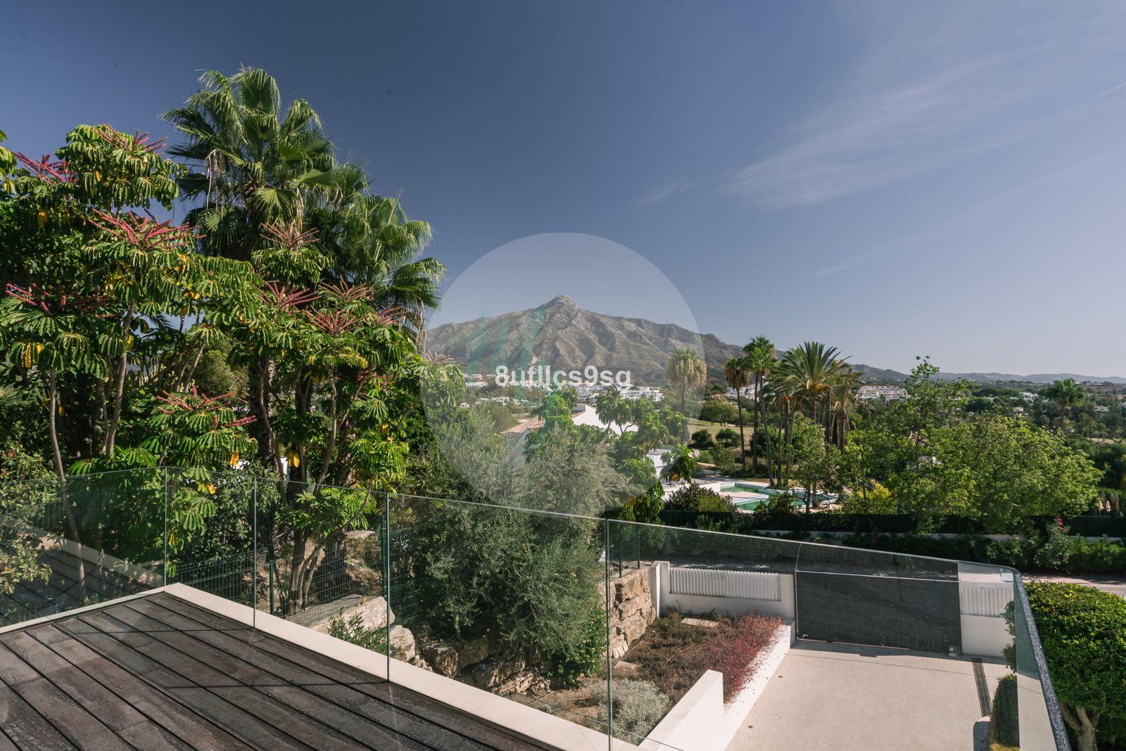 Casa independiente en Central Nueva Andalucía