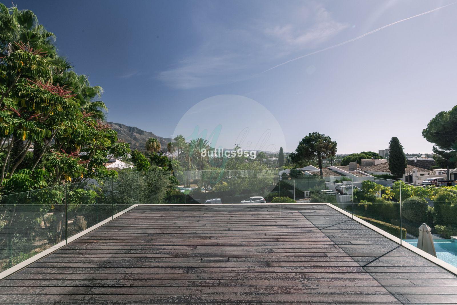 Casa independiente en Central Nueva Andalucía