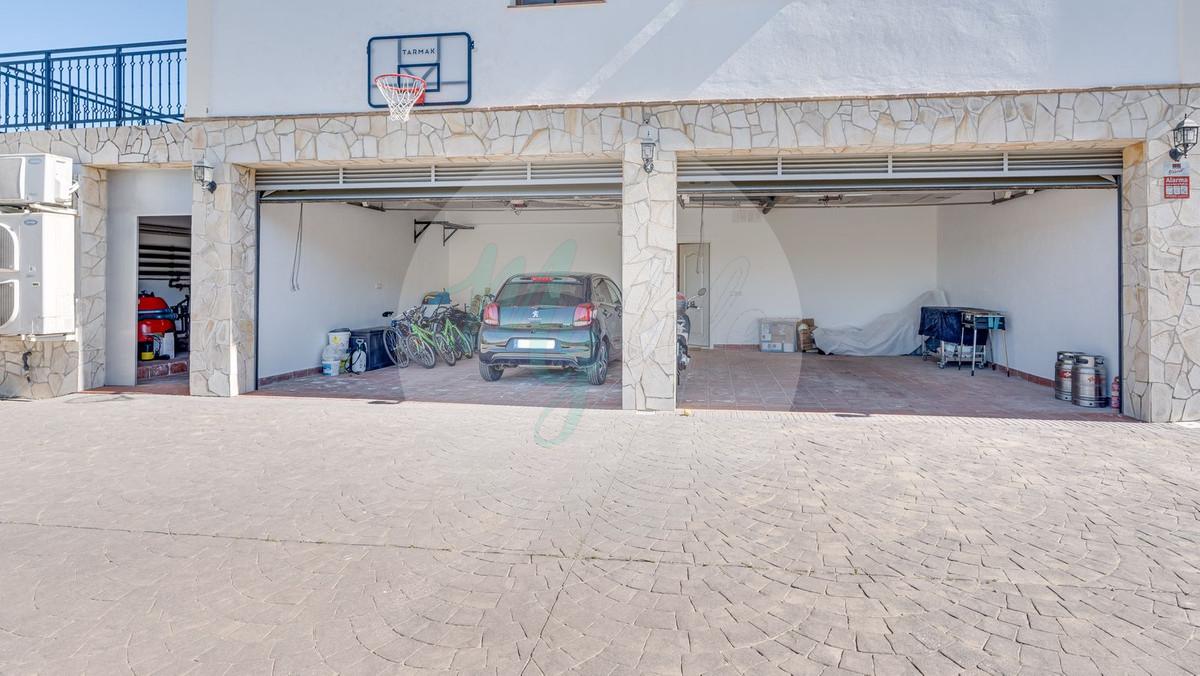 Wholesale & Distribution in La Cala Golf