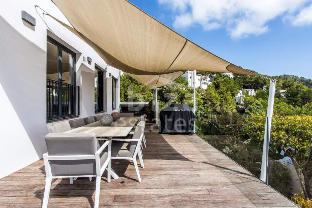 Exquisite designer villa with 7 bedrooms, sea view and tourist license