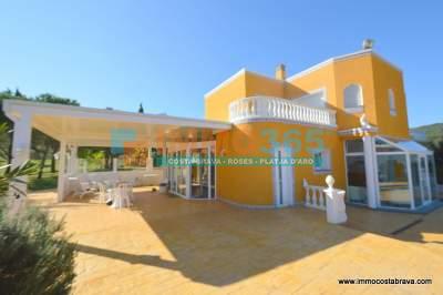 Comprar - Exclusiva villa de lujo con vistas a piscina y montañas - Santa Cristina de Aro - immo365costabrava - Comedor 1 - ISCAV55