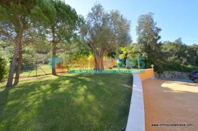 Comprar - Exclusiva villa de lujo con vistas a piscina y montañas - Santa Cristina de Aro - immo365costabrava - Jardín 36 - ISCAV55