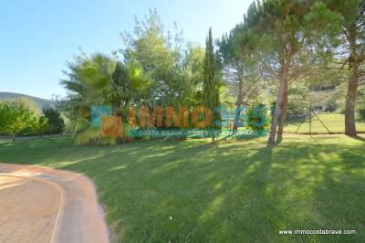 Comprar - Exclusiva villa de lujo con vistas a piscina y montañas - Santa Cristina de Aro - immo365costabrava - Garaje 38 - ISCAV55