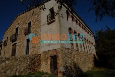 Buy - Large country house with castle and 7 annexe buildings in Calonge. - Calonge - immo365costabrava - Garage 31 - ICALOR01
