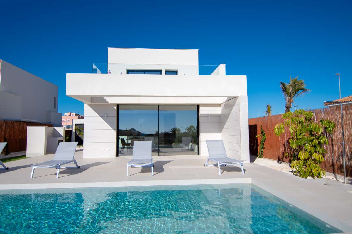 NEW LUXURY 3 BEDROOM VILLA WITH PRIVATE POOL AND SOLARIUM