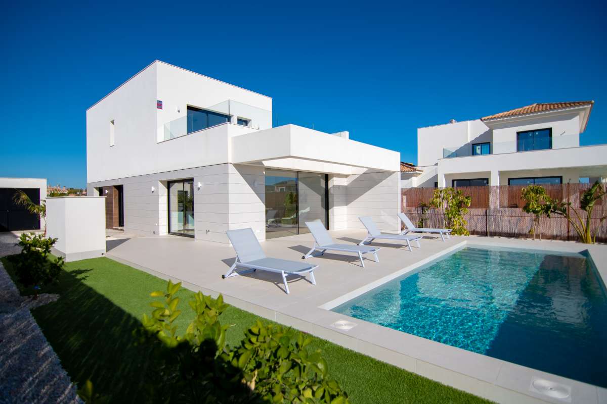 NEW LUXURY 3 BEDROOM VILLA WITH PRIVATE POOL AND SOLARIUM
