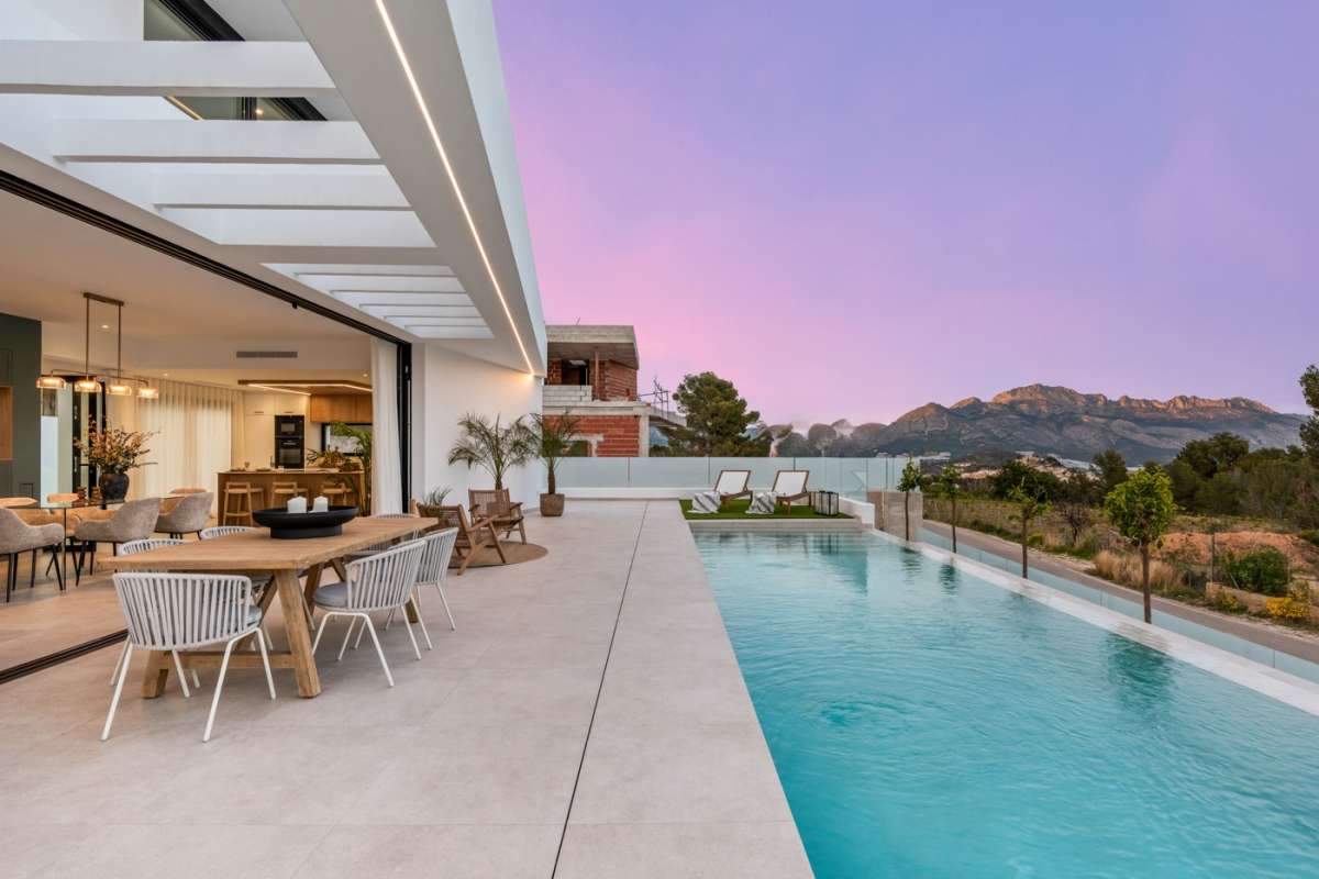 LUXURY VILLA FOR SALE IN POLOP 3 BEDROOMS, 3 BATHROOMS AND PRIVATE POOL