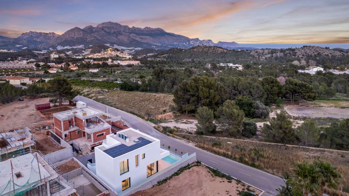 LUXURY VILLA FOR SALE IN POLOP 3 BEDROOMS, 3 BATHROOMS AND PRIVATE POOL