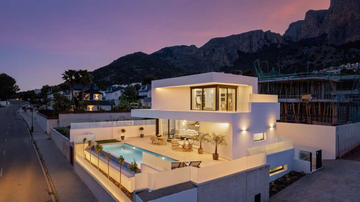 LUXURY VILLA FOR SALE IN POLOP 3 BEDROOMS, 3 BATHROOMS AND PRIVATE POOL