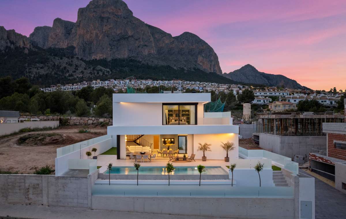 LUXURY VILLA FOR SALE IN POLOP 3 BEDROOMS, 3 BATHROOMS AND PRIVATE POOL