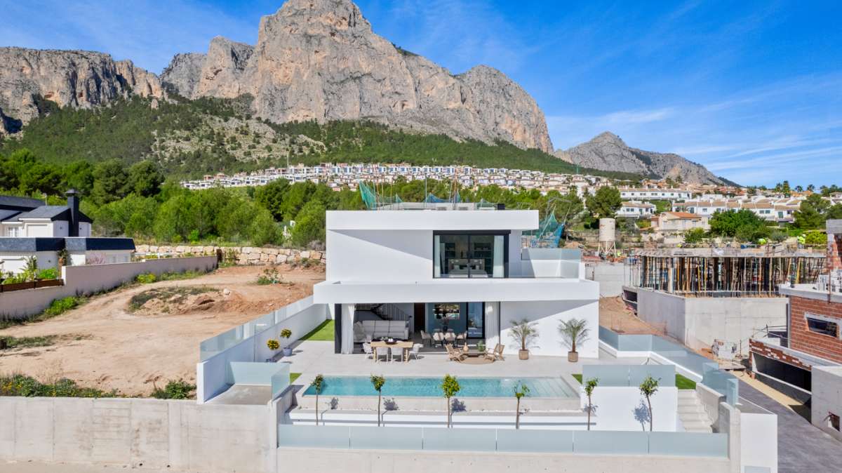 LUXURY VILLA FOR SALE IN POLOP 3 BEDROOMS, 3 BATHROOMS AND PRIVATE POOL