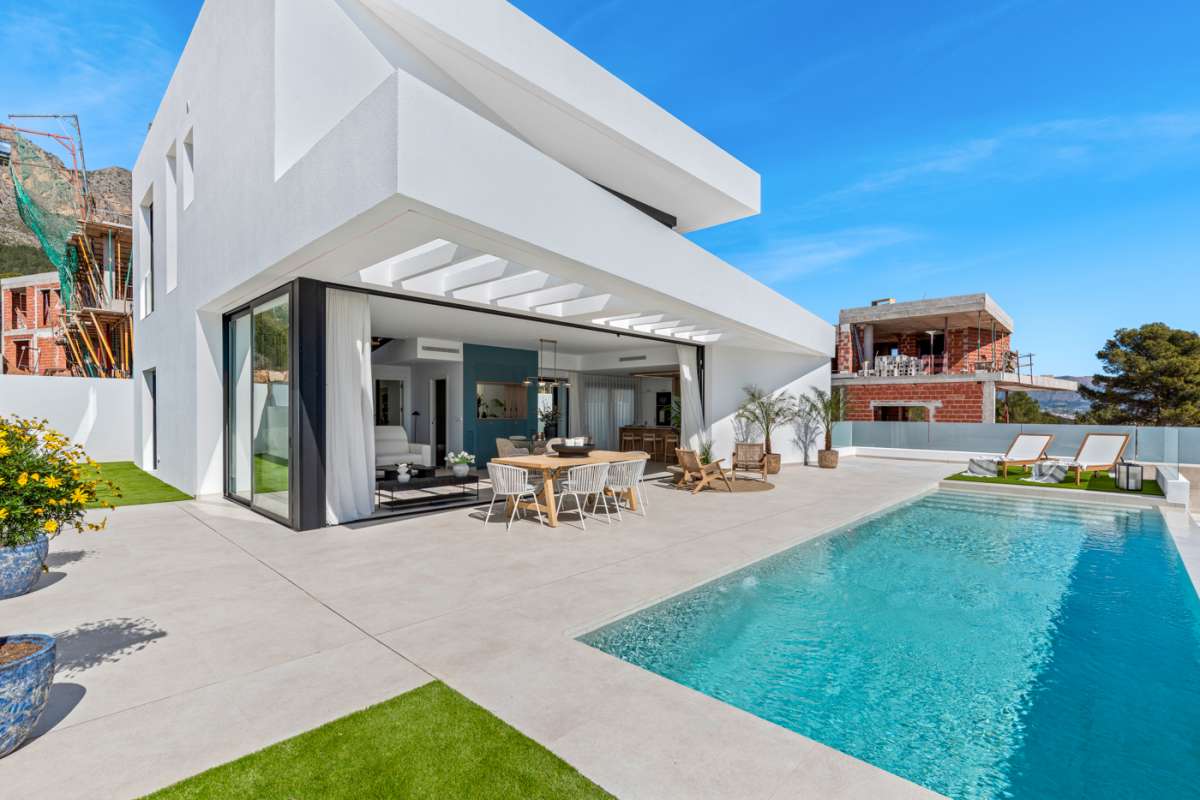 LUXURY VILLA FOR SALE IN POLOP 3 BEDROOMS, 3 BATHROOMS AND PRIVATE POOL