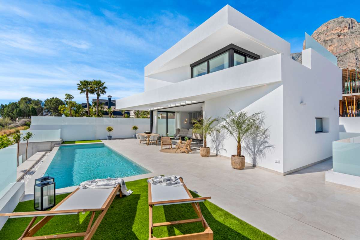 LUXURY VILLA FOR SALE IN POLOP 3 BEDROOMS, 3 BATHROOMS AND PRIVATE POOL