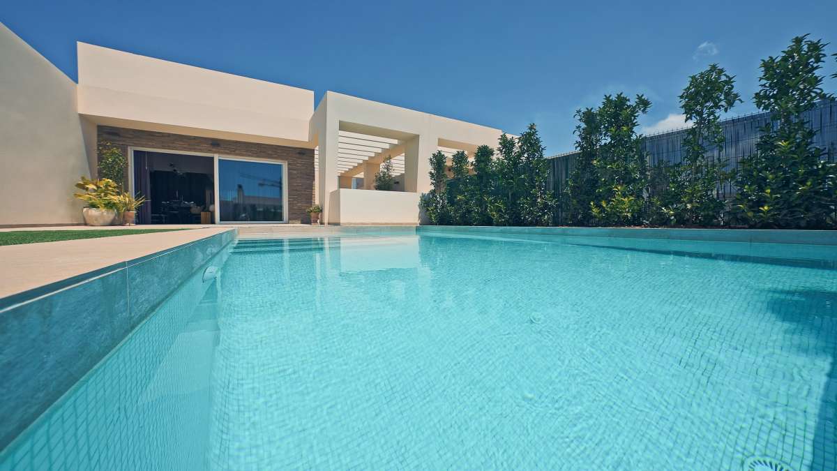 NEW VILLA WITH PRIVATE POOL AND LARGE GARAGE AVAILABLE IMMEDIATELY