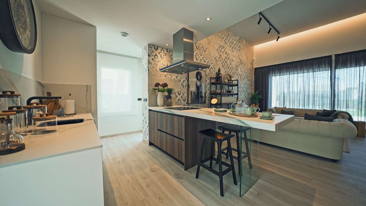 NEW VILLA WITH PRIVATE POOL AND LARGE GARAGE AVAILABLE IMMEDIATELY