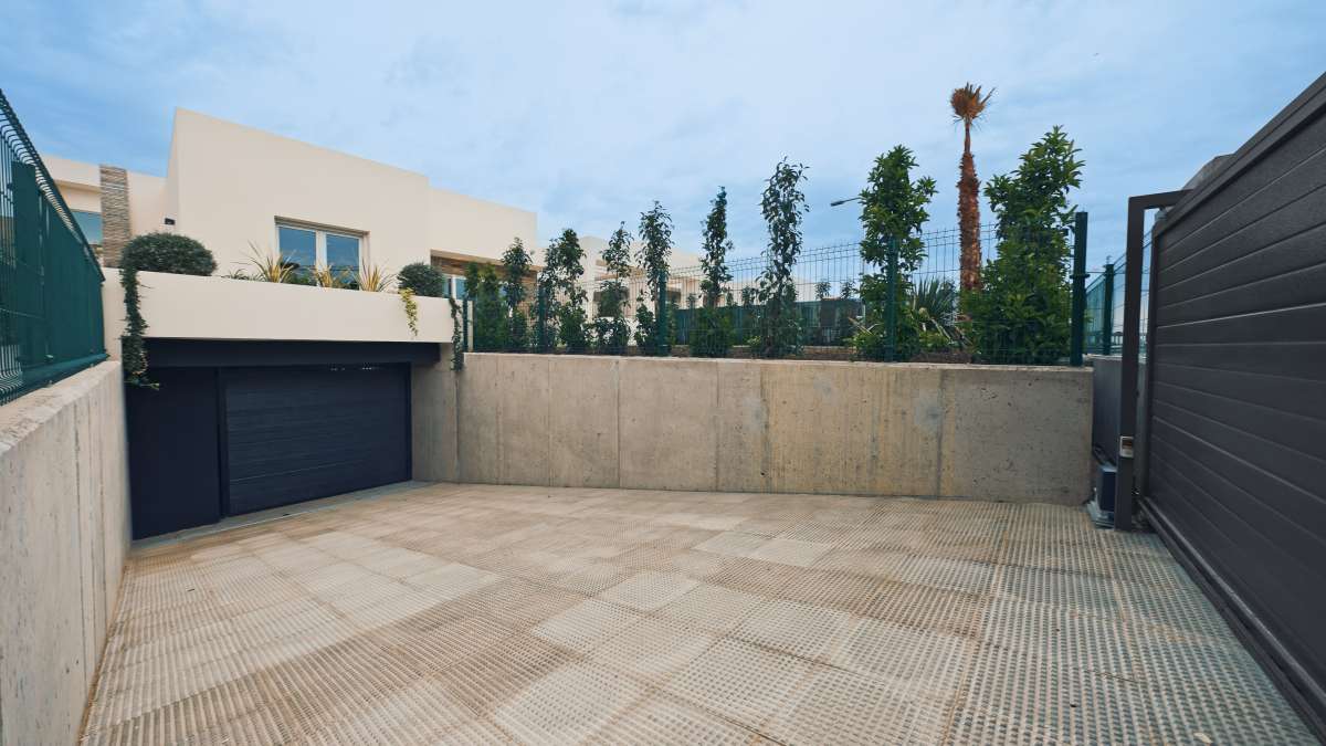 NEW VILLA WITH PRIVATE POOL AND LARGE GARAGE AVAILABLE IMMEDIATELY