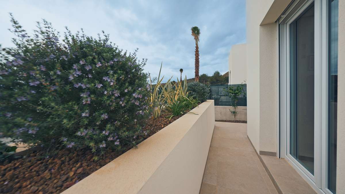 NEW VILLA WITH PRIVATE POOL AND LARGE GARAGE AVAILABLE IMMEDIATELY