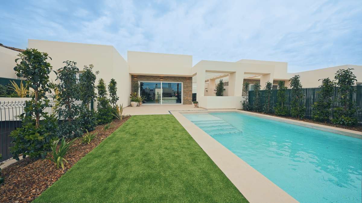 NEW VILLA WITH PRIVATE POOL AND LARGE GARAGE AVAILABLE IMMEDIATELY