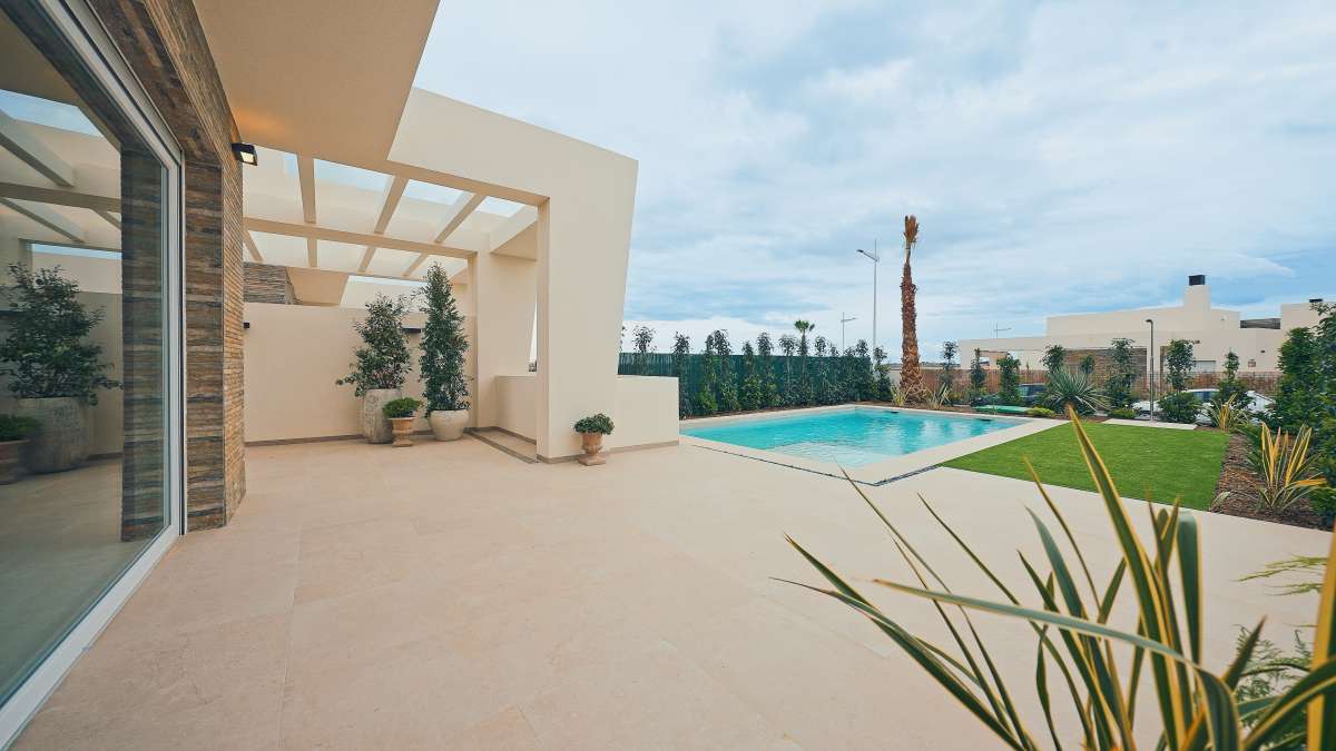 NEW VILLA WITH PRIVATE POOL AND LARGE GARAGE AVAILABLE IMMEDIATELY
