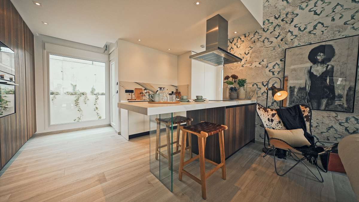 NEW VILLA WITH PRIVATE POOL AND LARGE GARAGE AVAILABLE IMMEDIATELY