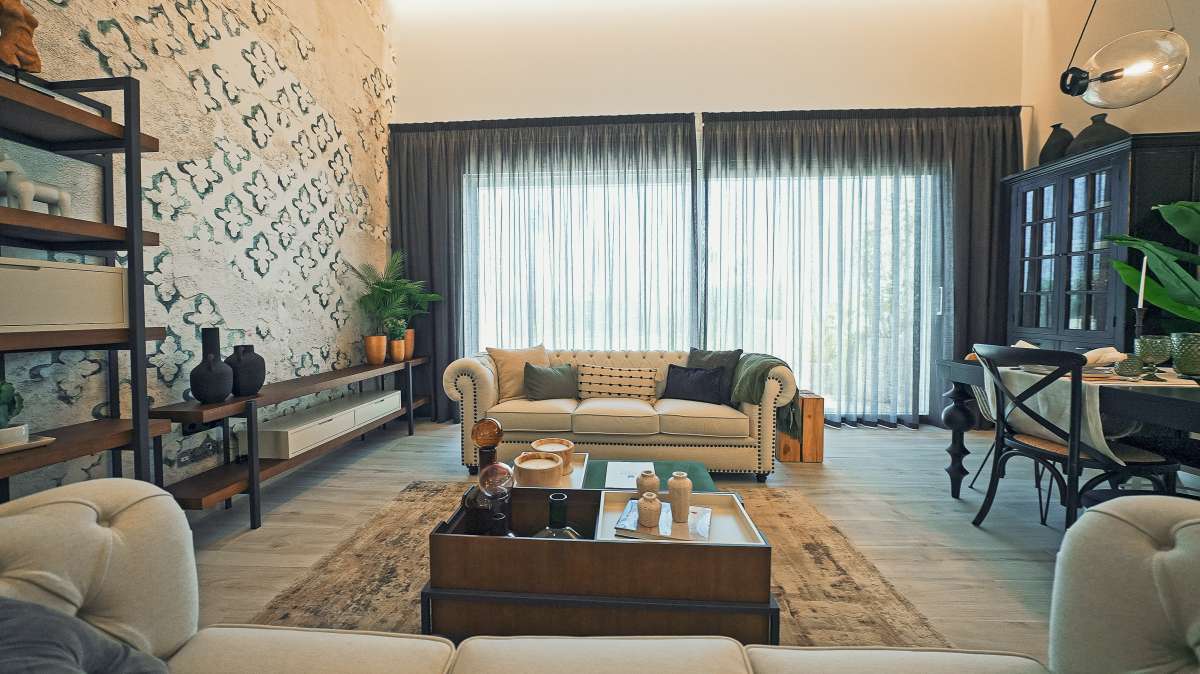 NEW VILLA WITH PRIVATE POOL AND LARGE GARAGE AVAILABLE IMMEDIATELY