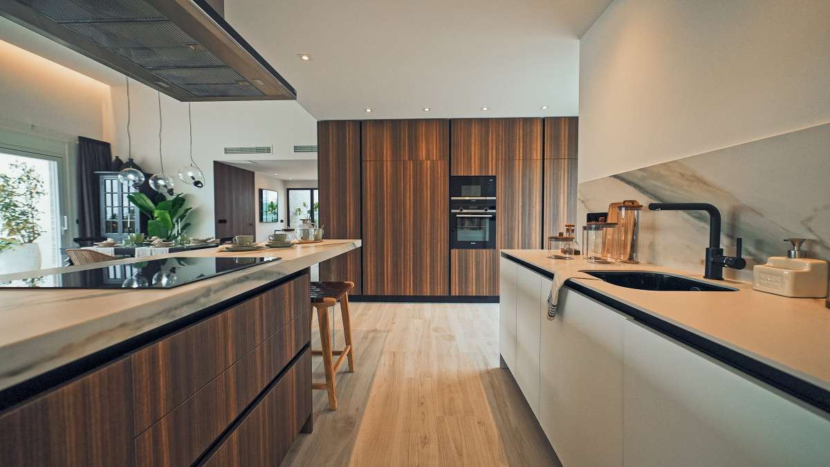 NEW VILLA WITH PRIVATE POOL AND LARGE GARAGE AVAILABLE IMMEDIATELY