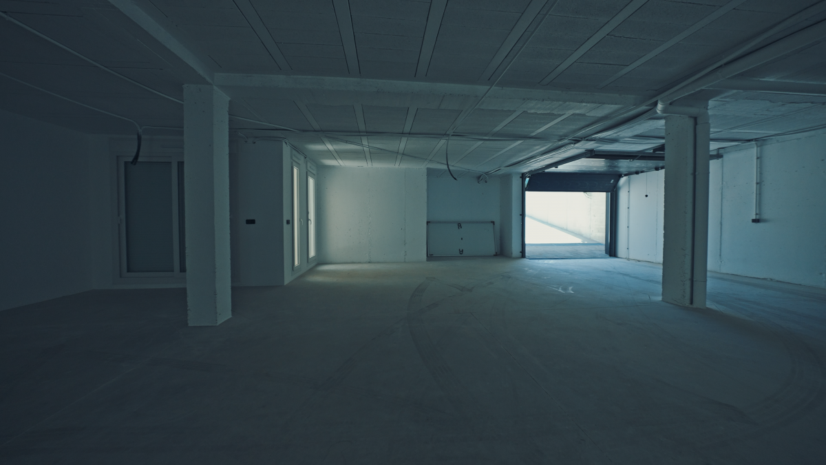 NEW VILLA WITH PRIVATE POOL AND LARGE GARAGE AVAILABLE IMMEDIATELY