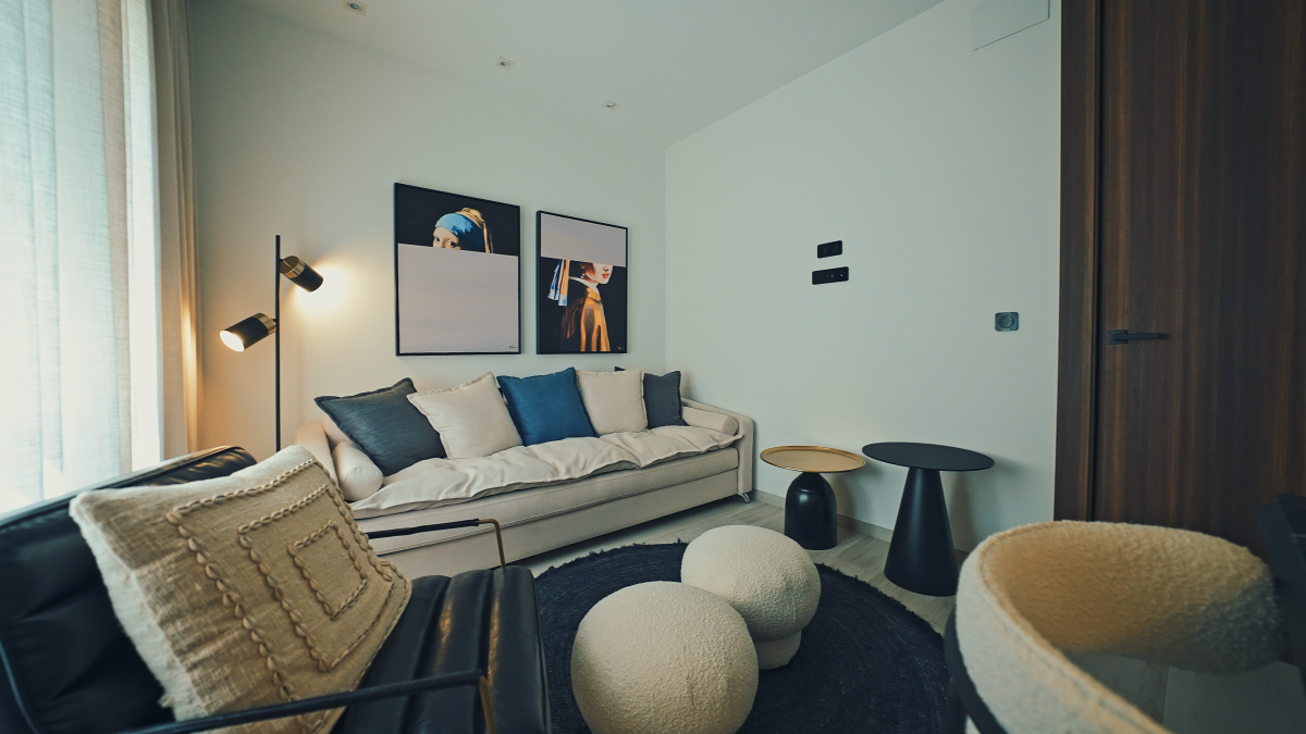 NEW VILLA WITH PRIVATE POOL AND LARGE GARAGE AVAILABLE IMMEDIATELY