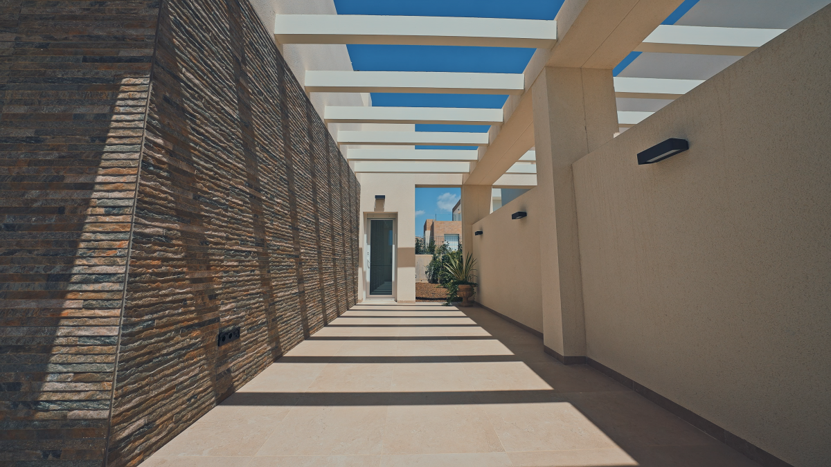 NEW VILLA WITH PRIVATE POOL AND LARGE GARAGE AVAILABLE IMMEDIATELY