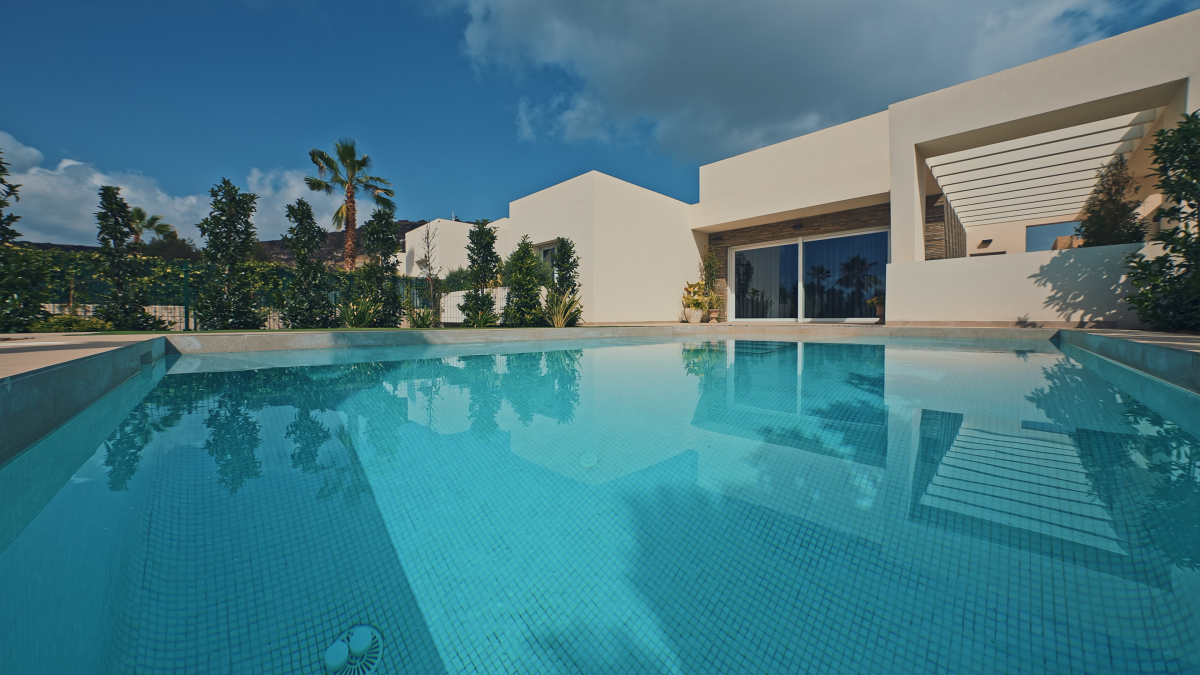 NEW VILLA WITH PRIVATE POOL AND LARGE GARAGE AVAILABLE IMMEDIATELY