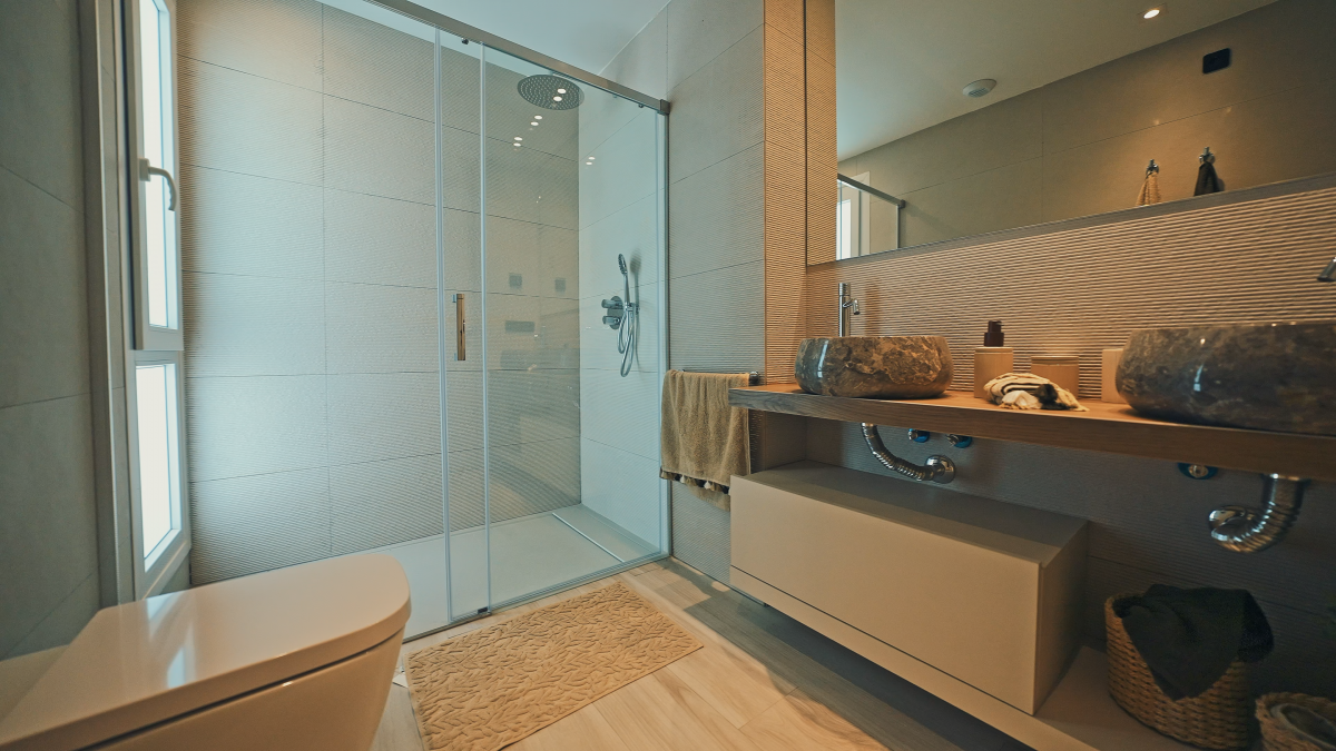 NEW VILLA WITH PRIVATE POOL AND LARGE GARAGE AVAILABLE IMMEDIATELY