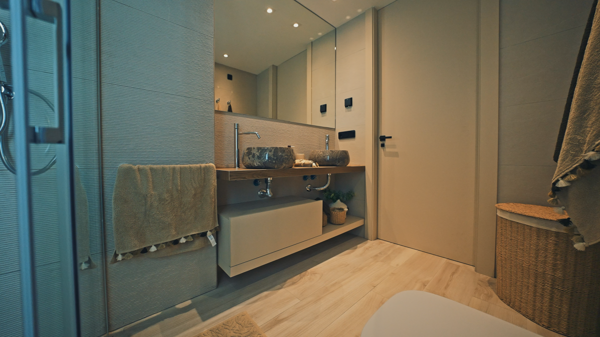 NEW VILLA WITH PRIVATE POOL AND LARGE GARAGE AVAILABLE IMMEDIATELY