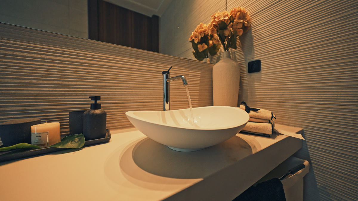 NEW VILLA WITH PRIVATE POOL AND LARGE GARAGE AVAILABLE IMMEDIATELY