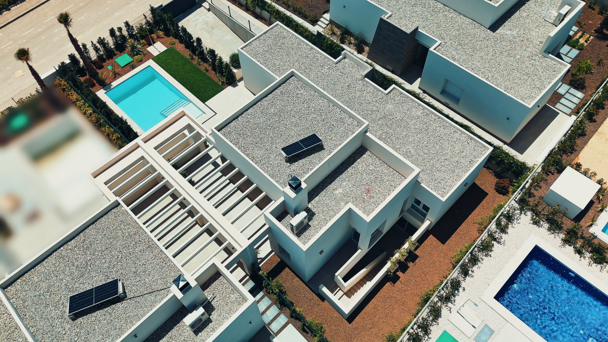 NEW VILLA WITH PRIVATE POOL AND LARGE GARAGE AVAILABLE IMMEDIATELY