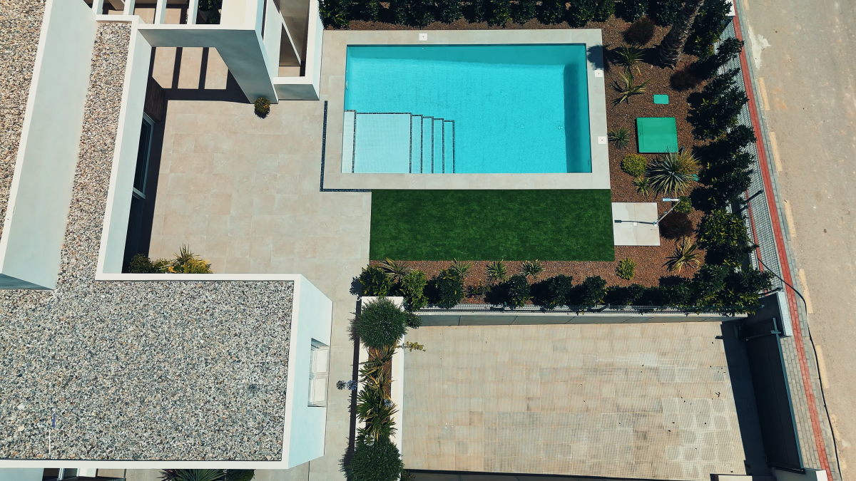 NEW VILLA WITH PRIVATE POOL AND LARGE GARAGE AVAILABLE IMMEDIATELY