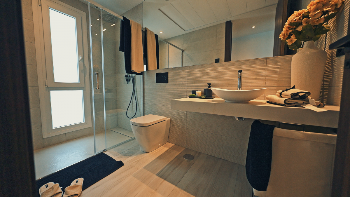 NEW VILLA WITH PRIVATE POOL AND LARGE GARAGE AVAILABLE IMMEDIATELY