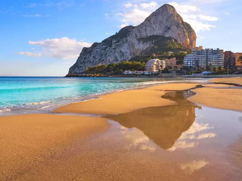 1, 2 AND 3 BEDROOM APARTMENTS AND PENTHOUSES ON THE BEACHFRONT OF LA FOSSA BEACH IN CALPE