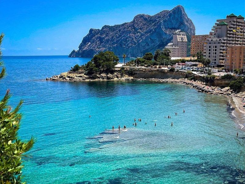 1, 2 AND 3 BEDROOM APARTMENTS AND PENTHOUSES ON THE BEACHFRONT OF LA FOSSA BEACH IN CALPE