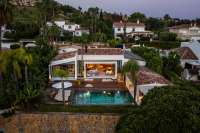 Modern andalúz stílusú villa Nueva Andalúzia szívében
